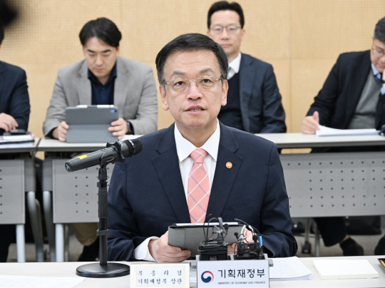 최상목 부총리 겸 기획재정부 장관이 27일 경기 성남시 한국반도체협회에서 열린 '산업경쟁력강화 관계장관회의'에서 모두발언을 하고 있다. [기획재정부]